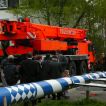 Der Kran der Freiwilligen Feuerwehr wird den Baum beim Aufstellen sichern.